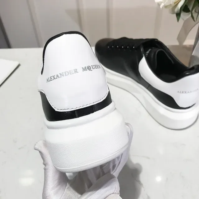 Alexander McQueen ওভারসাইজ্ড স্নিকার কালো এবং সাদা লাইফস্টাইল স্নিকার 2