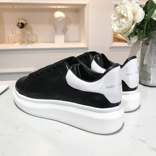 Alexander McQueen ওভারসাইজ্ড স্নিকার কালো এবং সাদা লাইফস্টাইল স্নিকার 3