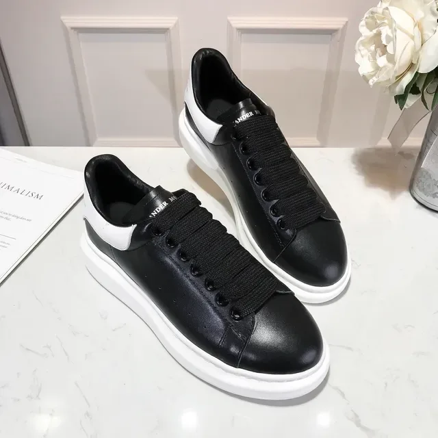 Alexander McQueen ওভারসাইজ্ড স্নিকার কালো এবং সাদা লাইফস্টাইল স্নিকার 4