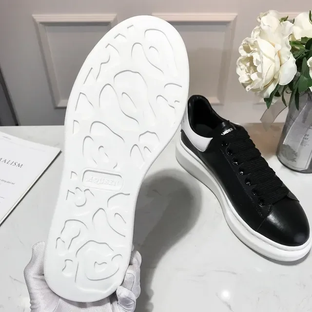 Alexander McQueen ওভারসাইজ্ড স্নিকার কালো এবং সাদা লাইফস্টাইল স্নিকার 5