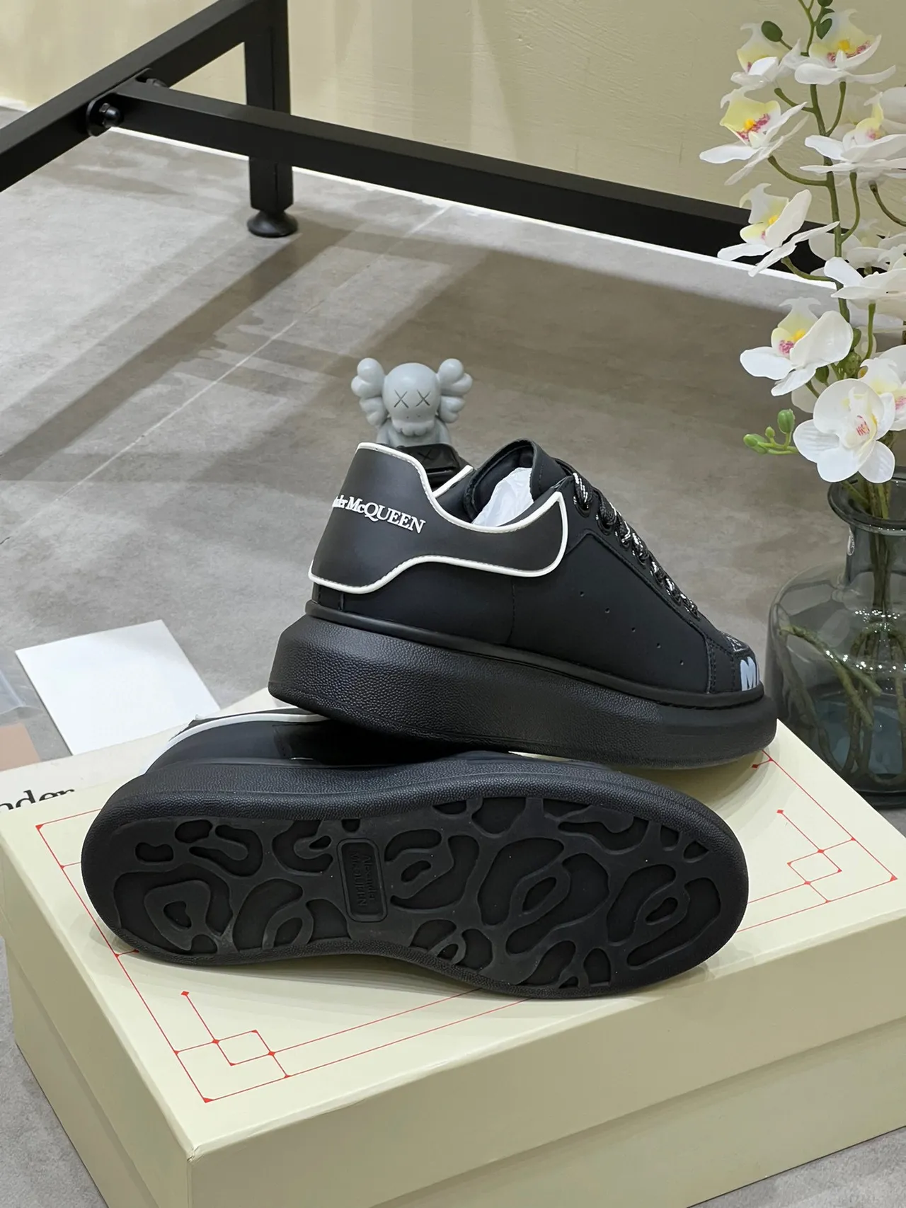 Alexander McQueen Oversized Preto Branco Solha Plataforma Costura Contraste Estilo de Vida Sneakers 2