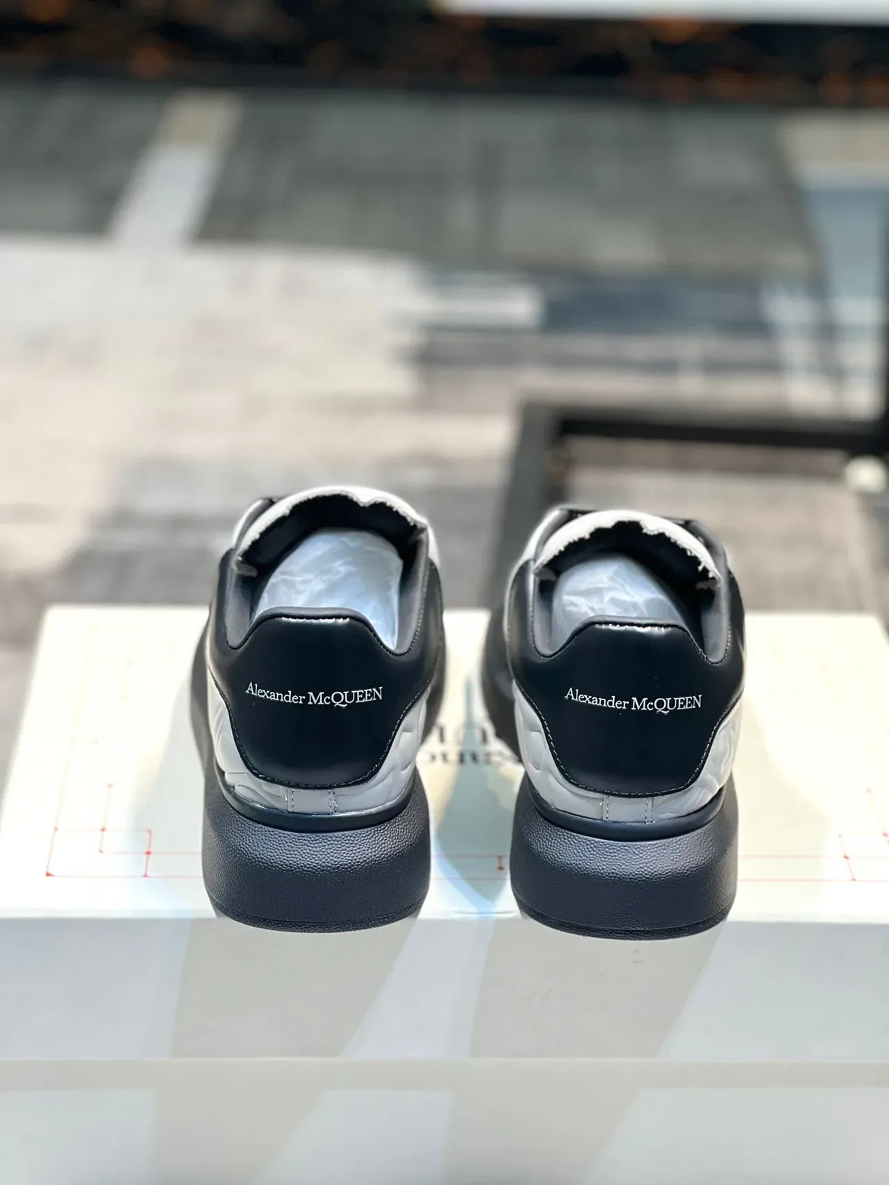 Alexander McQueen ওভারসাইজড স্নিকার হালকা ধূসর কালো লাইফস্টাইল স্নিকার 2