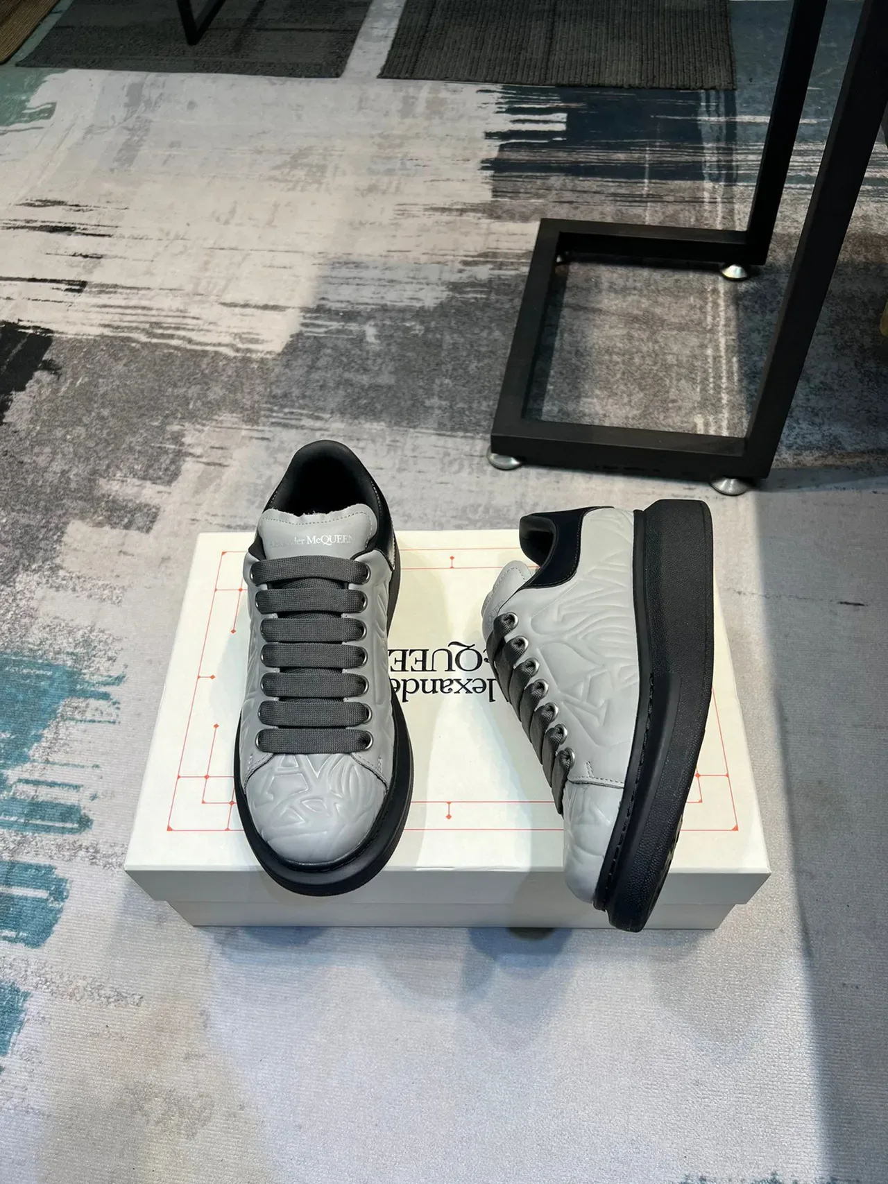 Alexander McQueen ওভারসাইজড স্নিকার হালকা ধূসর কালো লাইফস্টাইল স্নিকার 4