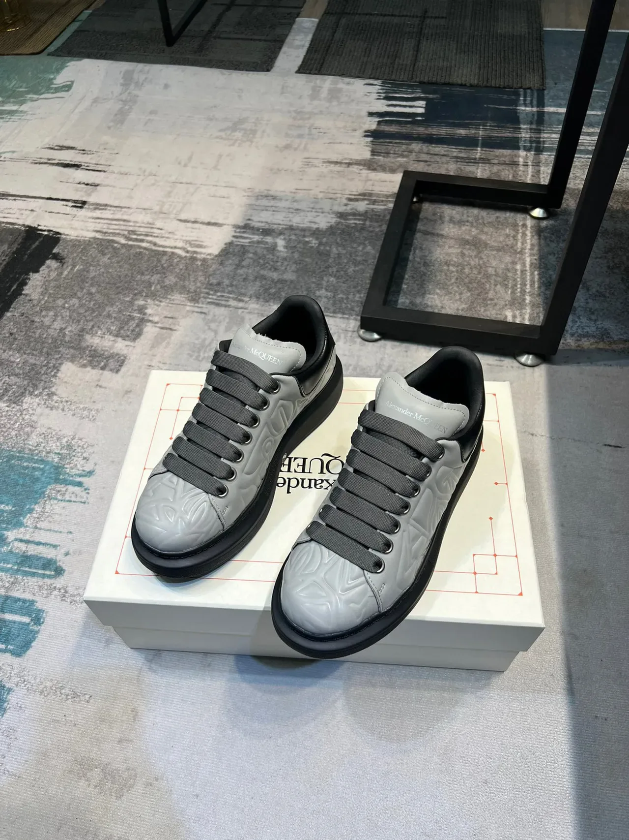 Alexander McQueen ওভারসাইজড স্নিকার হালকা ধূসর কালো লাইফস্টাইল স্নিকার 5