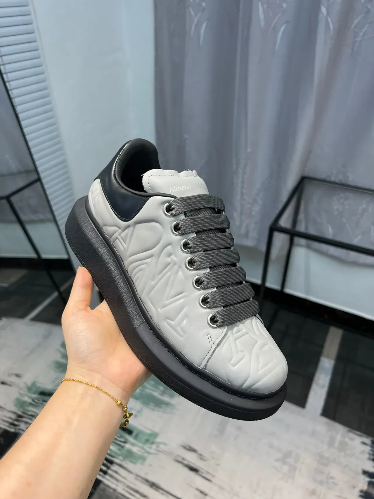 Alexander McQueen ওভারসাইজড স্নিকার হালকা ধূসর কালো লাইফস্টাইল স্নিকার 6