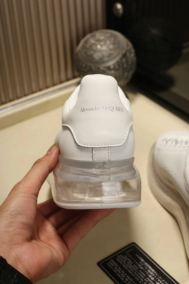 Alexander McQueen ওভারসাইজড স্নিকার সাদা এবং কালো লাইফস্টাইল স্নিকার্স 2