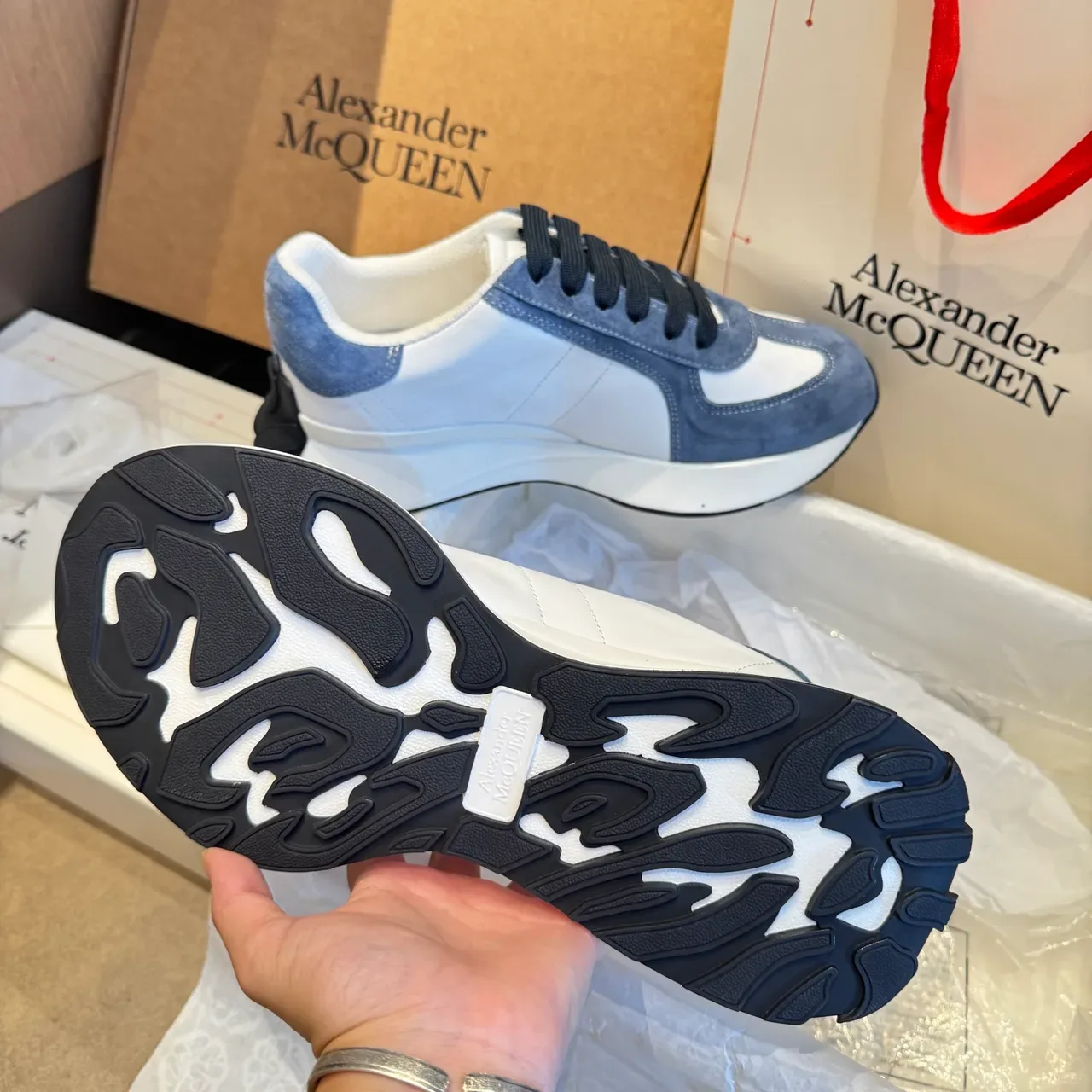 Alexander McQueen oversized حذاء رياضي أبيض و رمادي أزرق أسلوب حياة 3