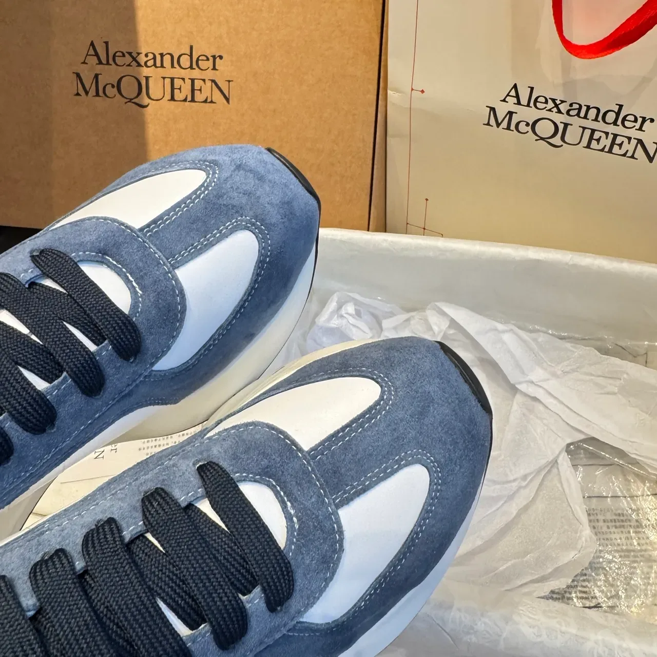 Alexander McQueen oversized حذاء رياضي أبيض و رمادي أزرق أسلوب حياة 4
