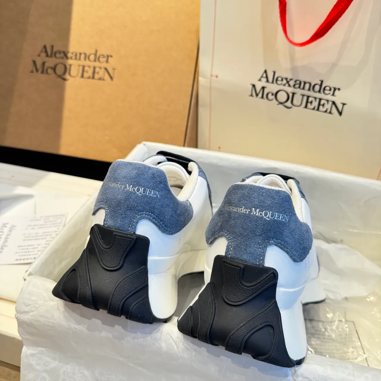 Alexander McQueen oversized حذاء رياضي أبيض و رمادي أزرق أسلوب حياة 5