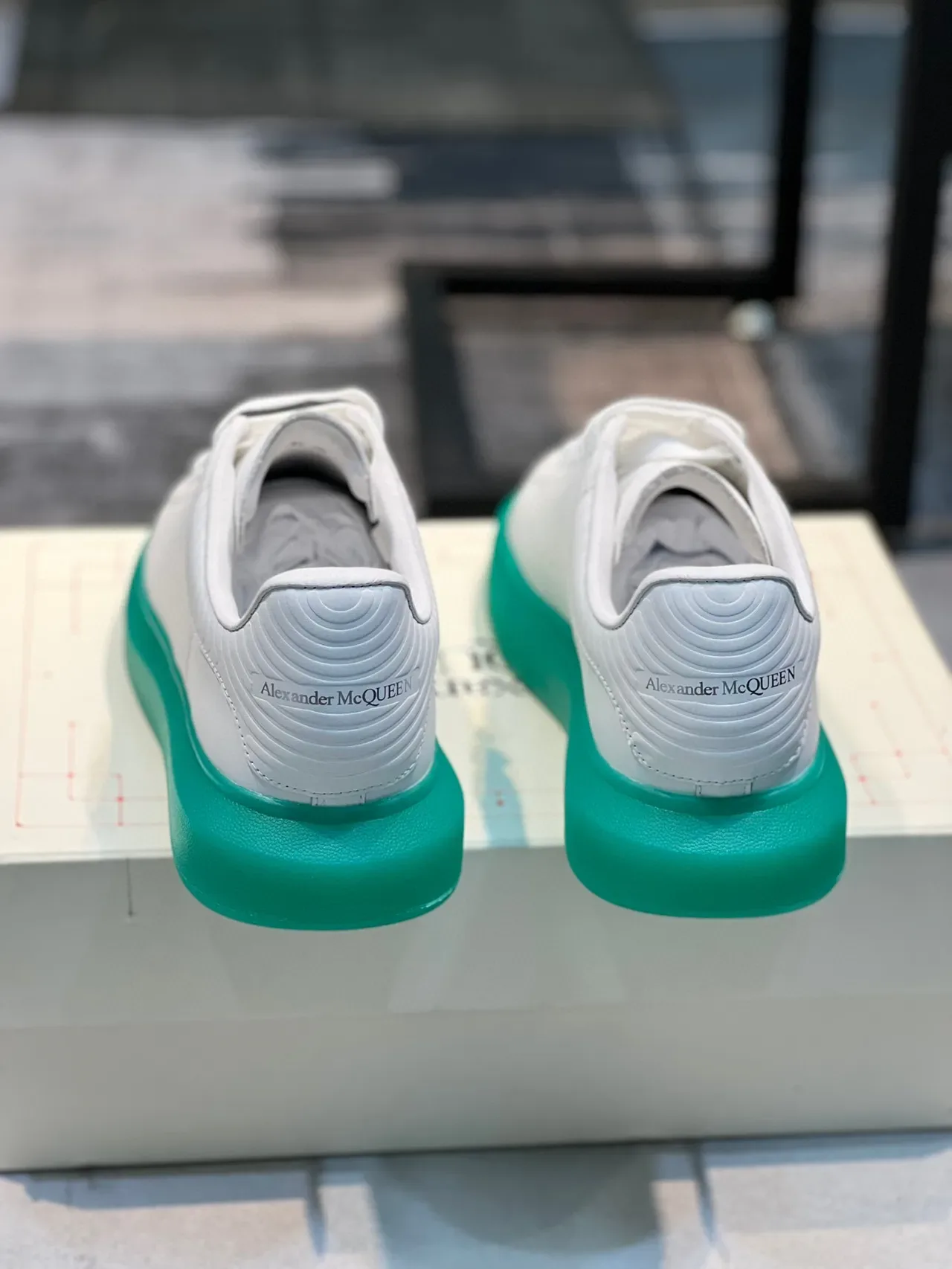 Alexander McQueen Blanc et Vert Oversized Sneakers Lifestyle 2