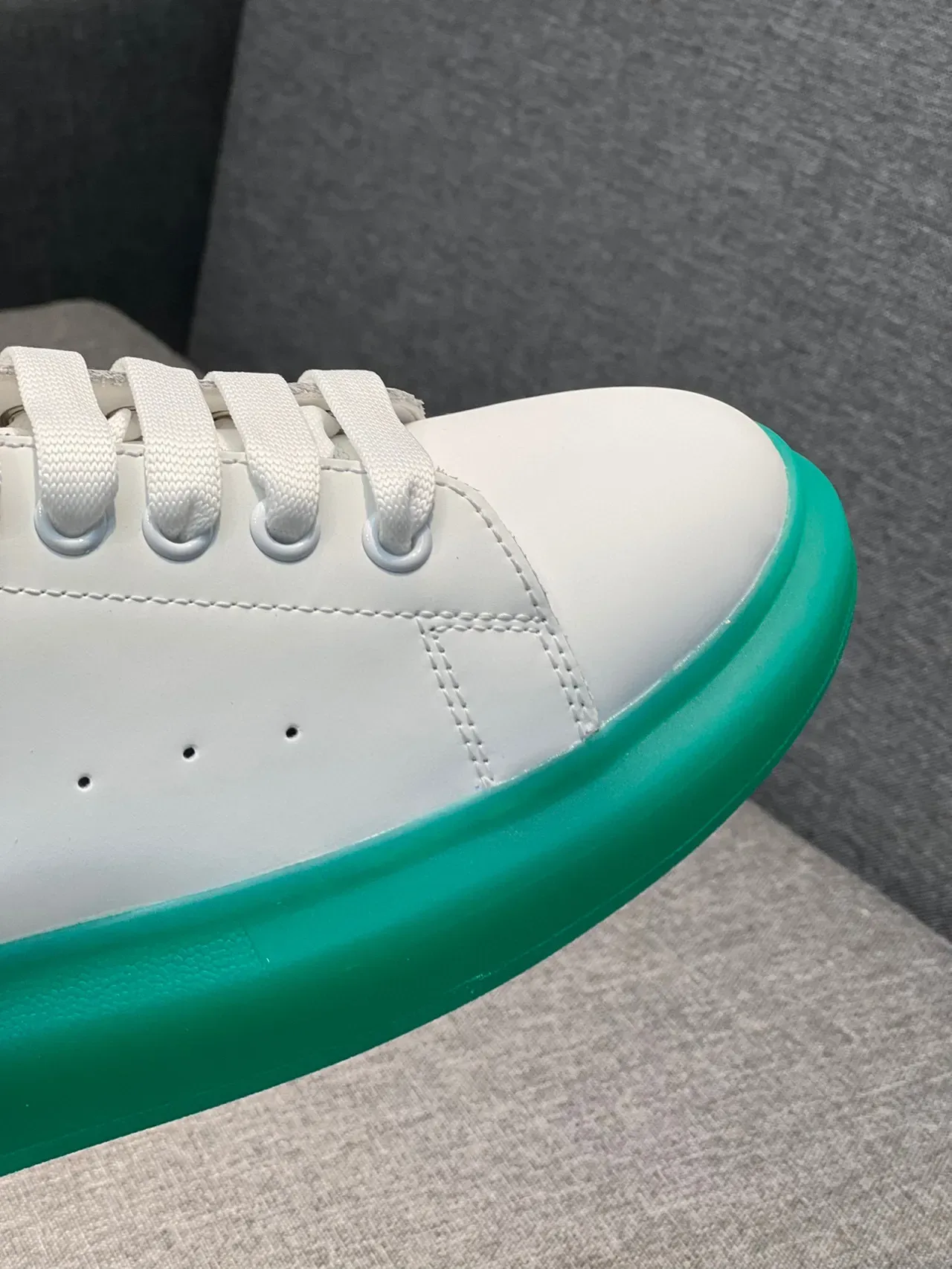 Alexander McQueen Blanc et Vert Oversized Sneakers Lifestyle 3