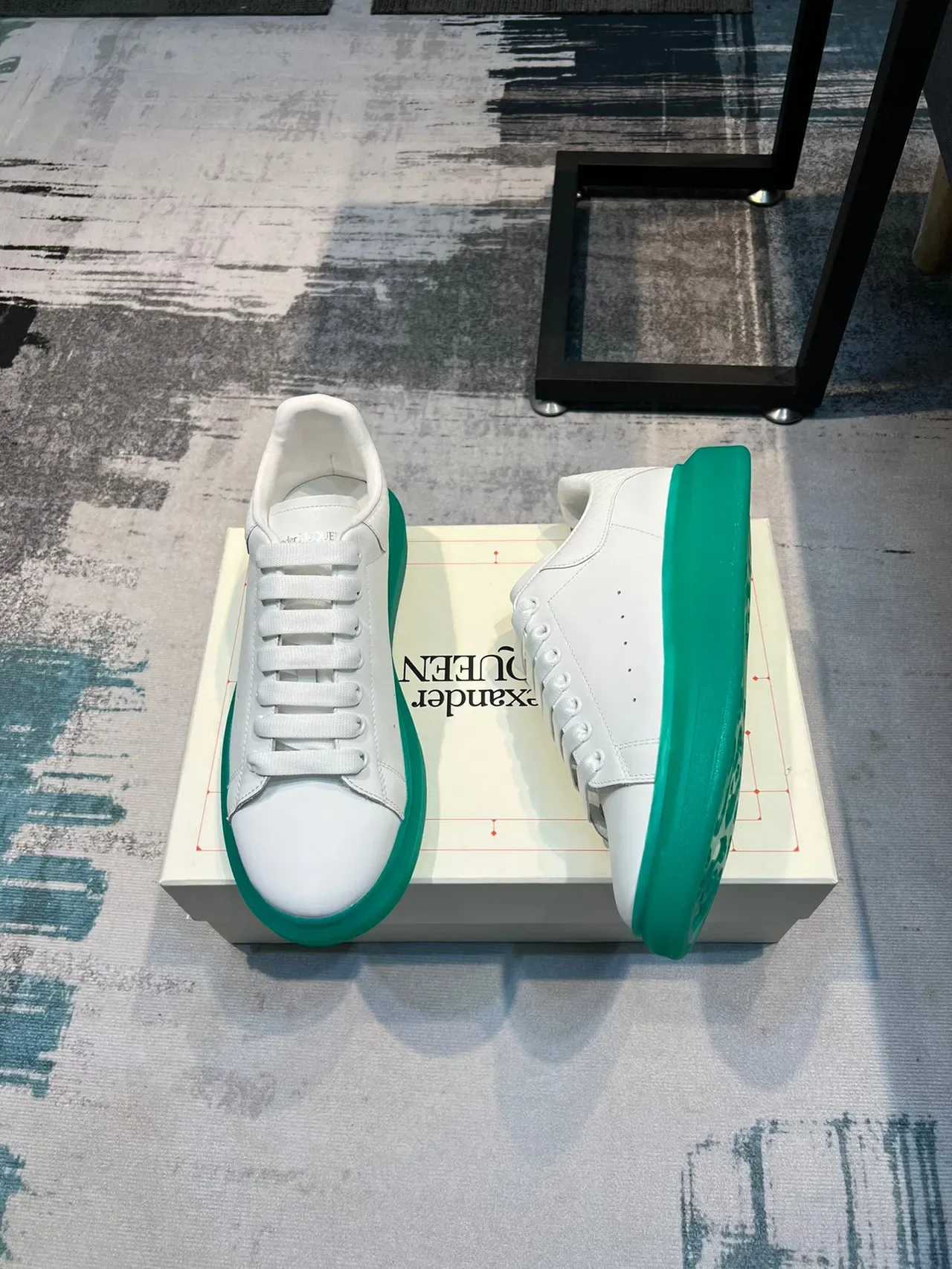 Alexander McQueen Blanc et Vert Oversized Sneakers Lifestyle 4