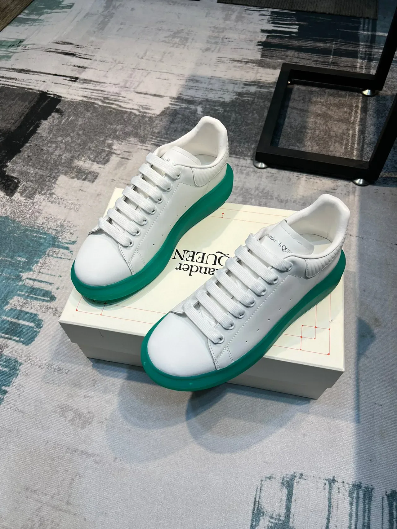Alexander McQueen Blanc et Vert Oversized Sneakers Lifestyle 5