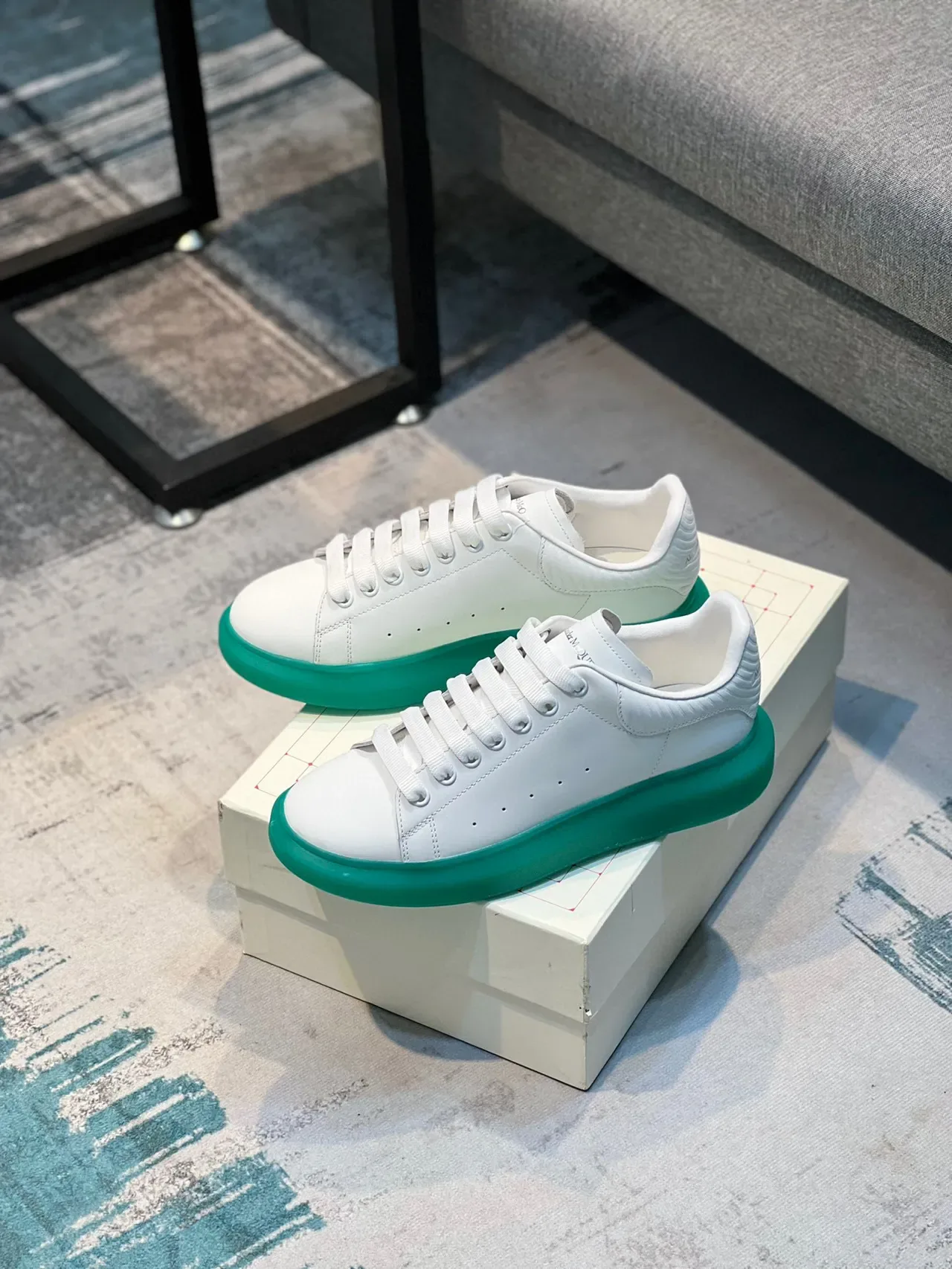 Alexander McQueen Blanc et Vert Oversized Sneakers Lifestyle 7
