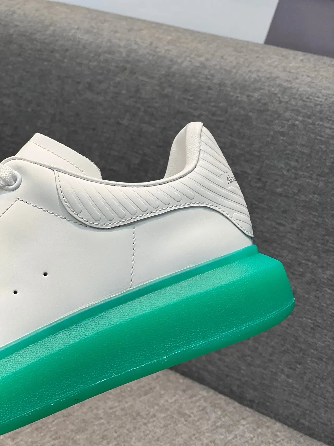 Alexander McQueen Blanc et Vert Oversized Sneakers Lifestyle 8