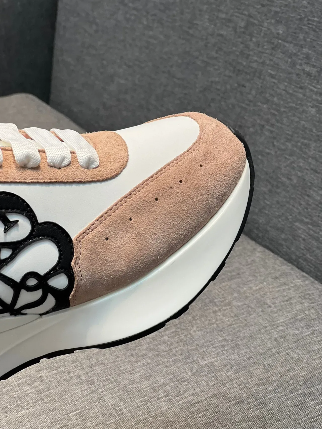 Alexander McQueen Oversized Sneaker blanc beige rose jaune baskets lifestyle 3