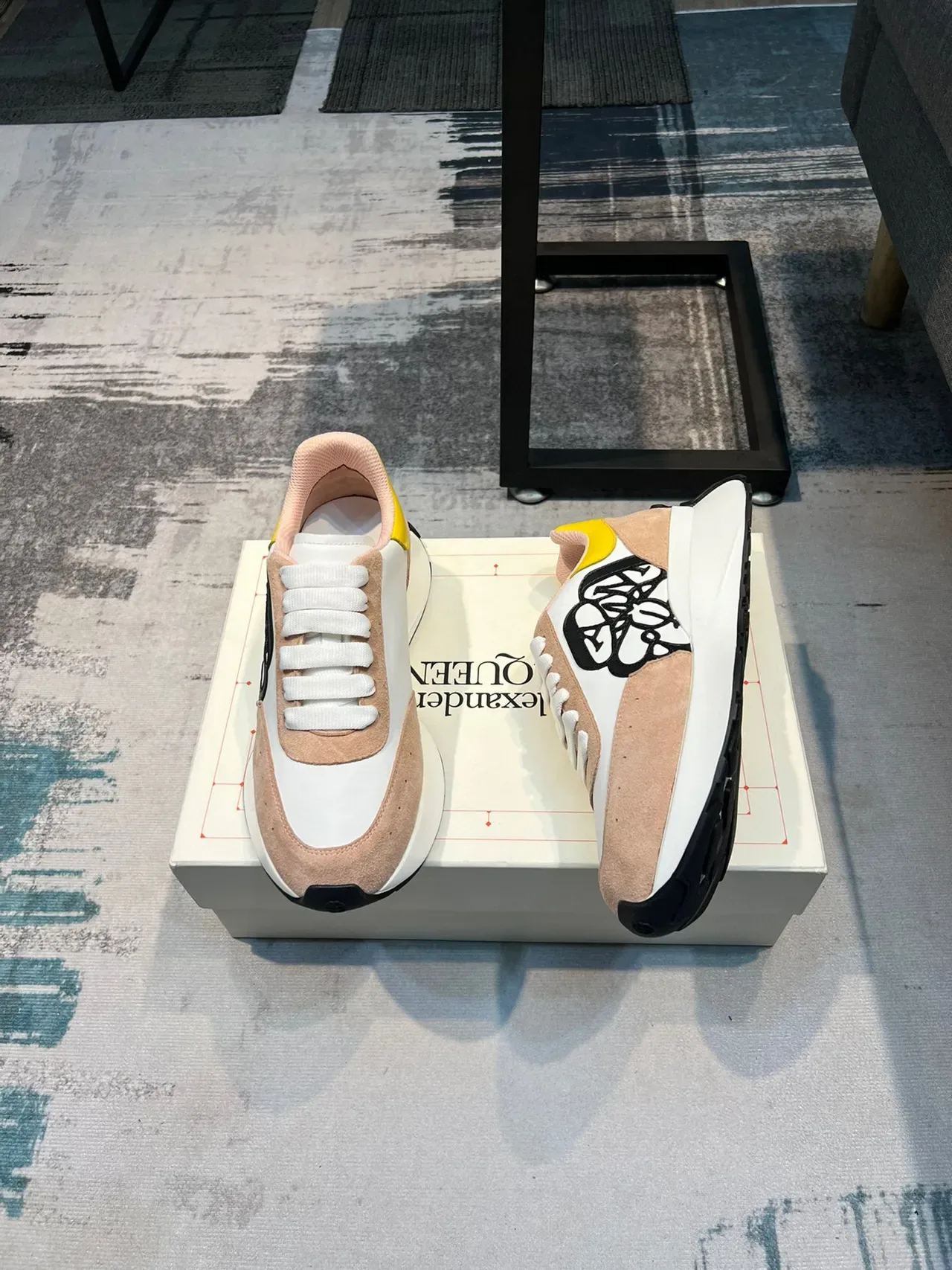 Alexander McQueen Oversized Sneaker blanc beige rose jaune baskets lifestyle 4