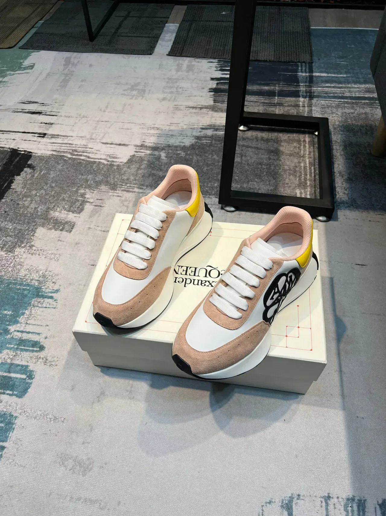 Alexander McQueen Oversized Sneaker blanc beige rose jaune baskets lifestyle 5