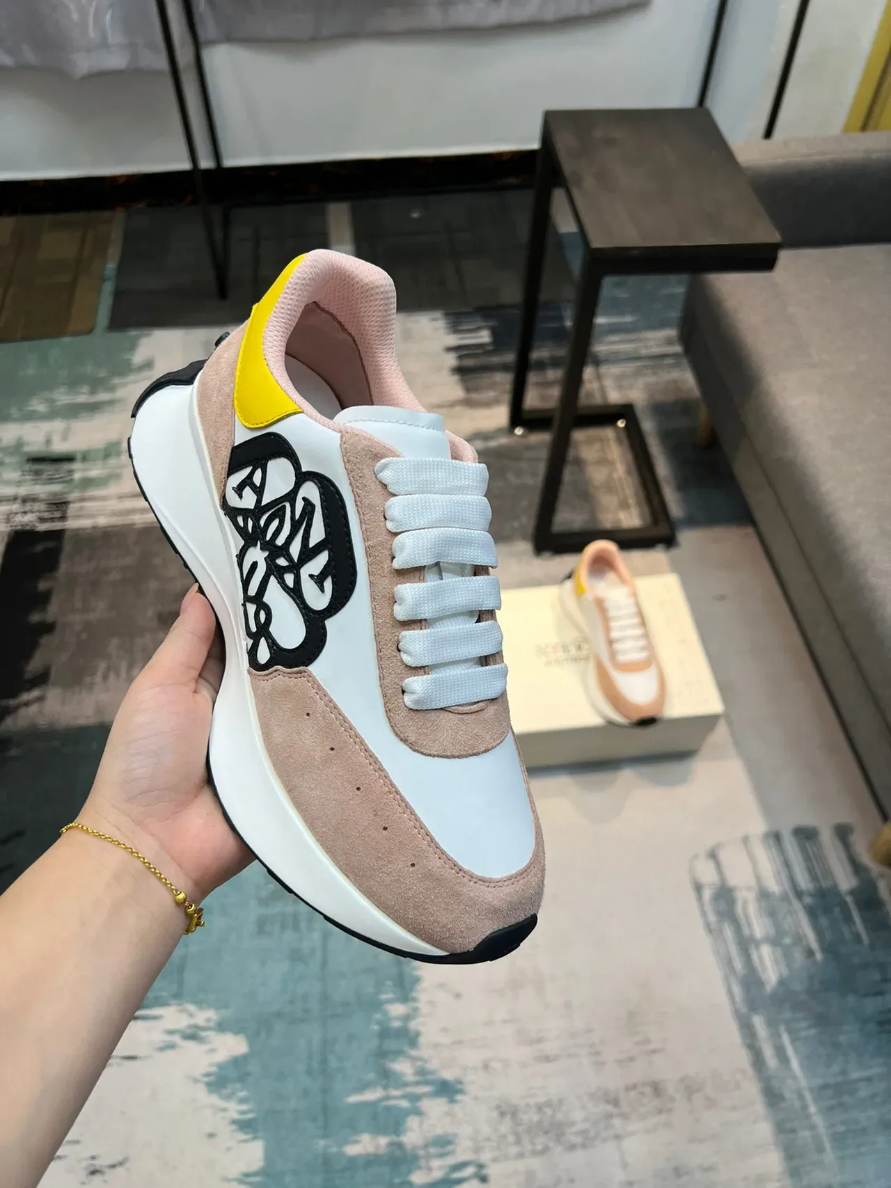 Alexander McQueen Oversized Sneaker blanc beige rose jaune baskets lifestyle 6