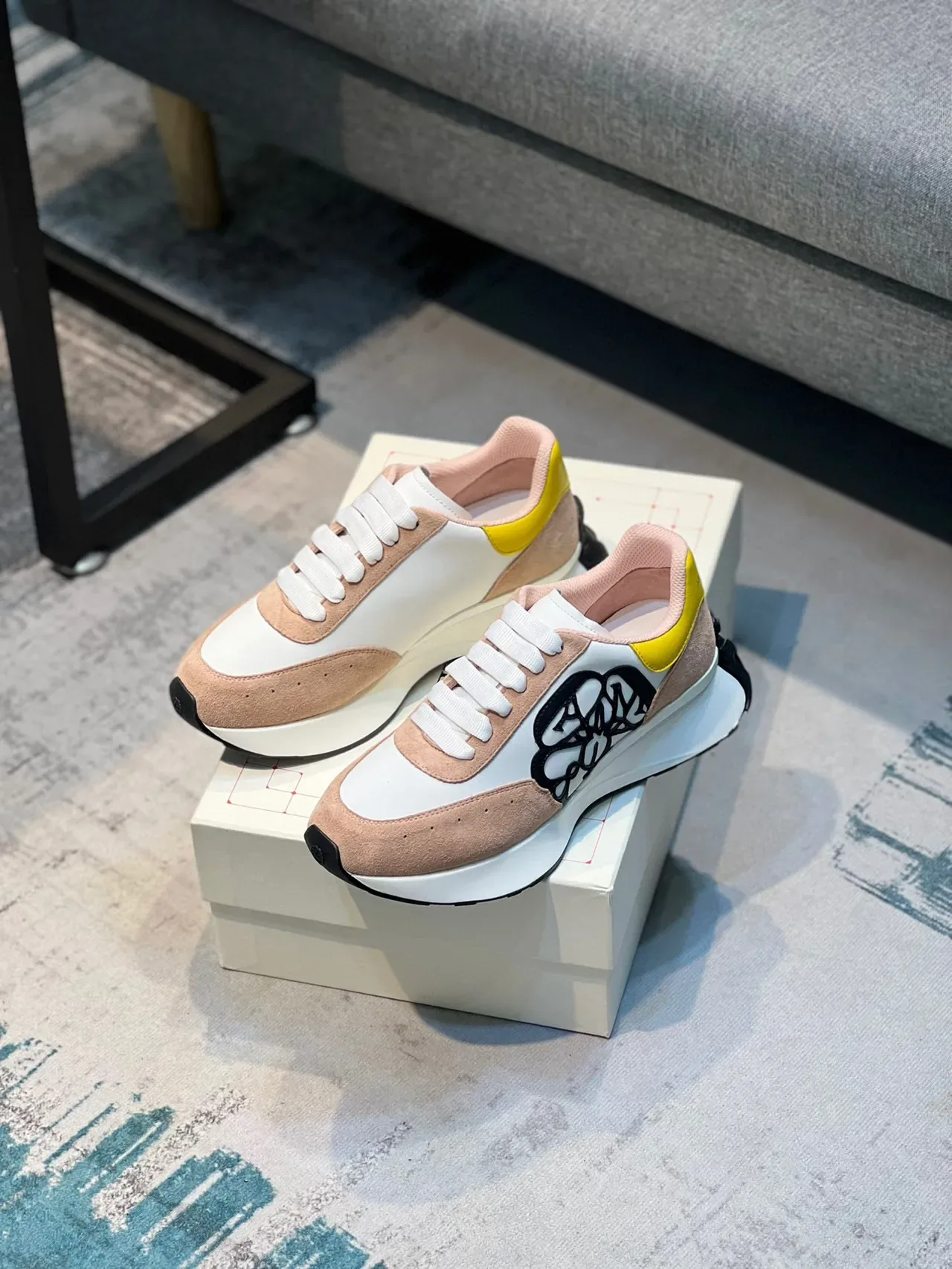 Alexander McQueen Oversized Sneaker blanc beige rose jaune baskets lifestyle 7
