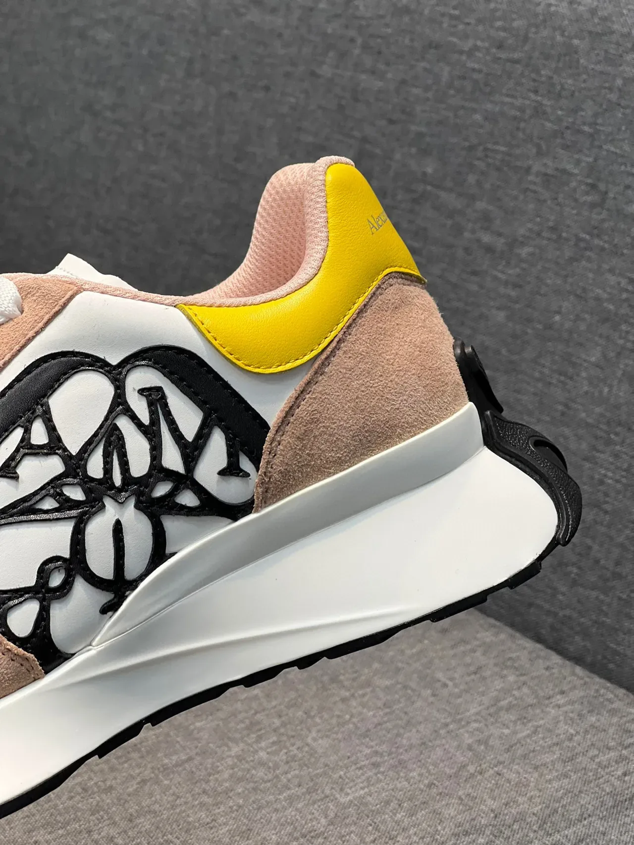 Alexander McQueen Oversized Sneaker blanc beige rose jaune baskets lifestyle 8