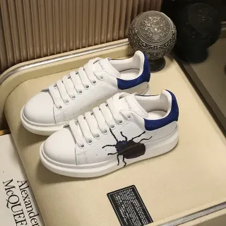 Alexander McQueen ओवरसाइज्ड स्नीकर सफेद नीली भृंग लाइफस्टाइल स्नीकर