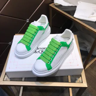 Alexander McQueen Oversized Sneaker सफेद हरा सोल तुलना साइड पैनल लाइफस्टाइल स्नीकर