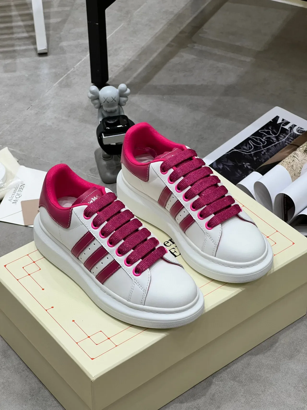 Alexander McQueen ওভারসাইজড স্নিকার সাদা ম্যাজেন্টা লাইফস্টাইল স্নিকার 2