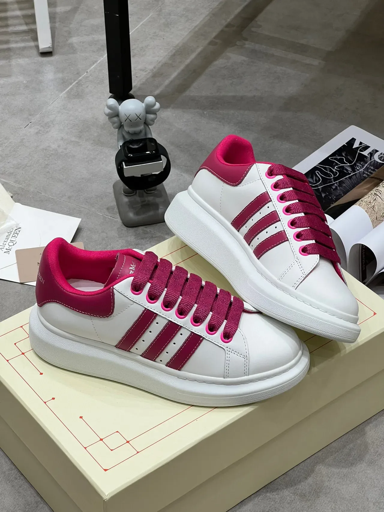 Alexander McQueen ওভারসাইজড স্নিকার সাদা ম্যাজেন্টা লাইফস্টাইল স্নিকার 3