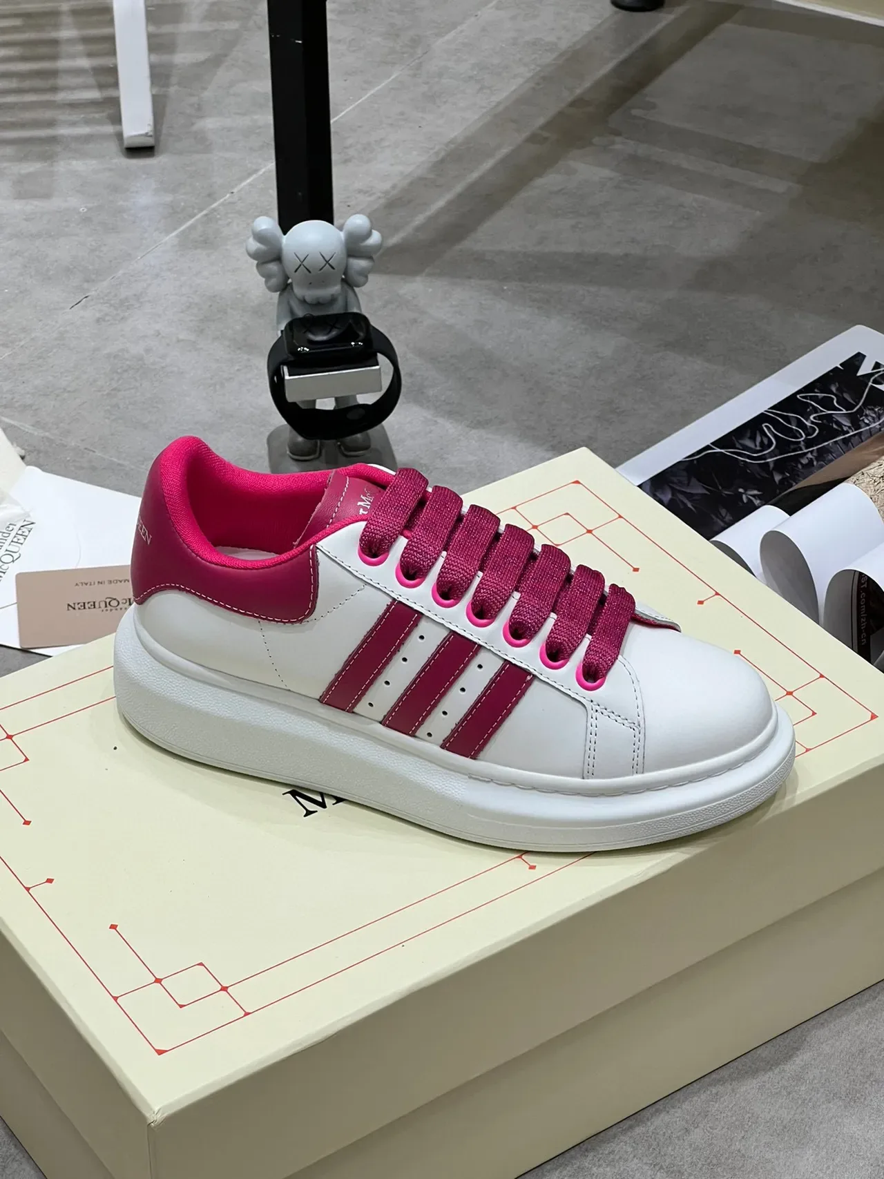 Alexander McQueen ওভারসাইজড স্নিকার সাদা ম্যাজেন্টা লাইফস্টাইল স্নিকার 4