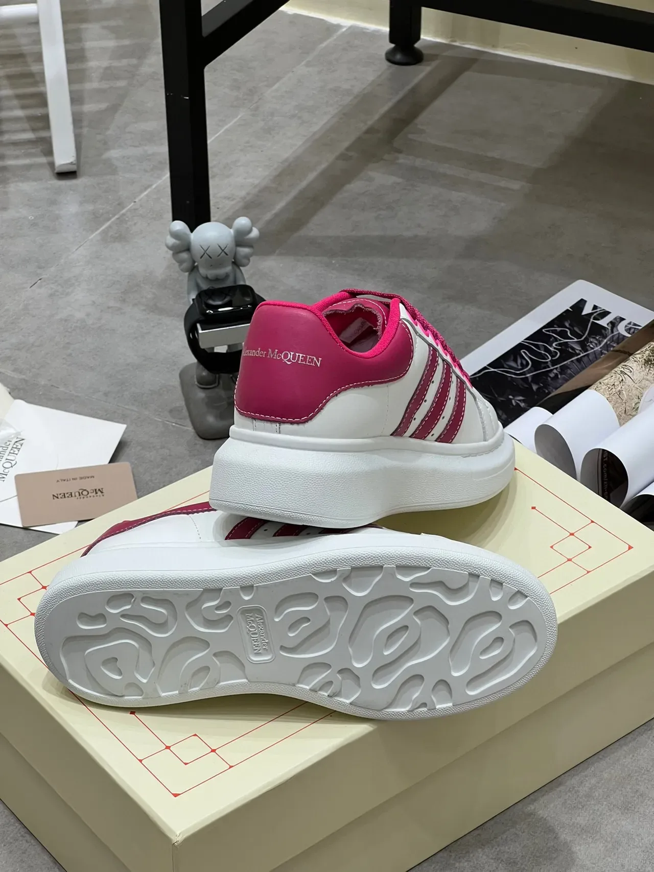 Alexander McQueen ওভারসাইজড স্নিকার সাদা ম্যাজেন্টা লাইফস্টাইল স্নিকার 5