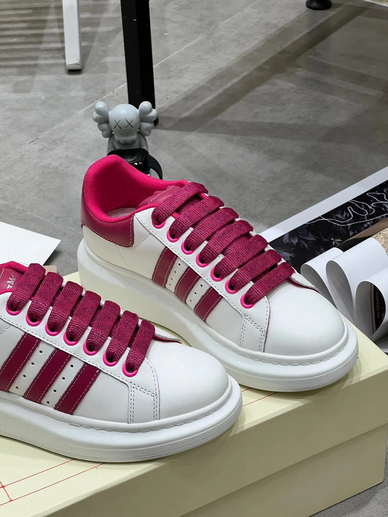Alexander McQueen ওভারসাইজড স্নিকার সাদা ম্যাজেন্টা লাইফস্টাইল স্নিকার 6