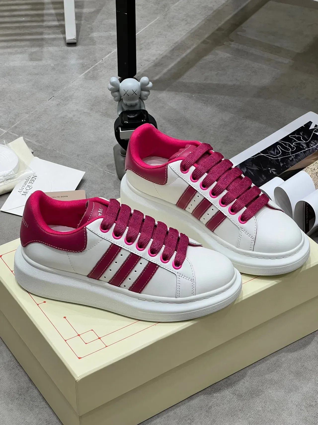 Alexander McQueen ওভারসাইজড স্নিকার সাদা ম্যাজেন্টা লাইফস্টাইল স্নিকার 7