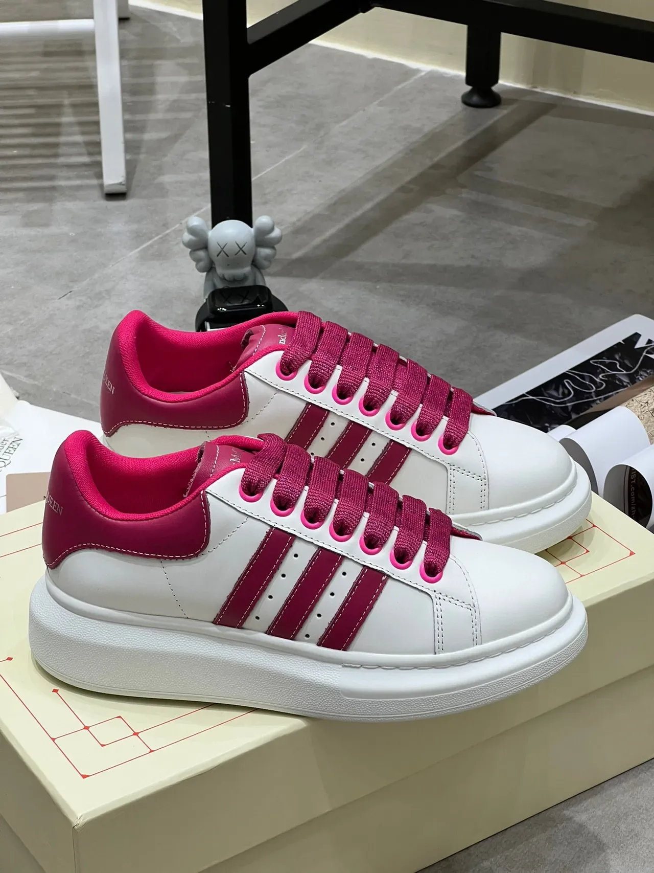 Alexander McQueen ওভারসাইজড স্নিকার সাদা ম্যাজেন্টা লাইফস্টাইল স্নিকার 8