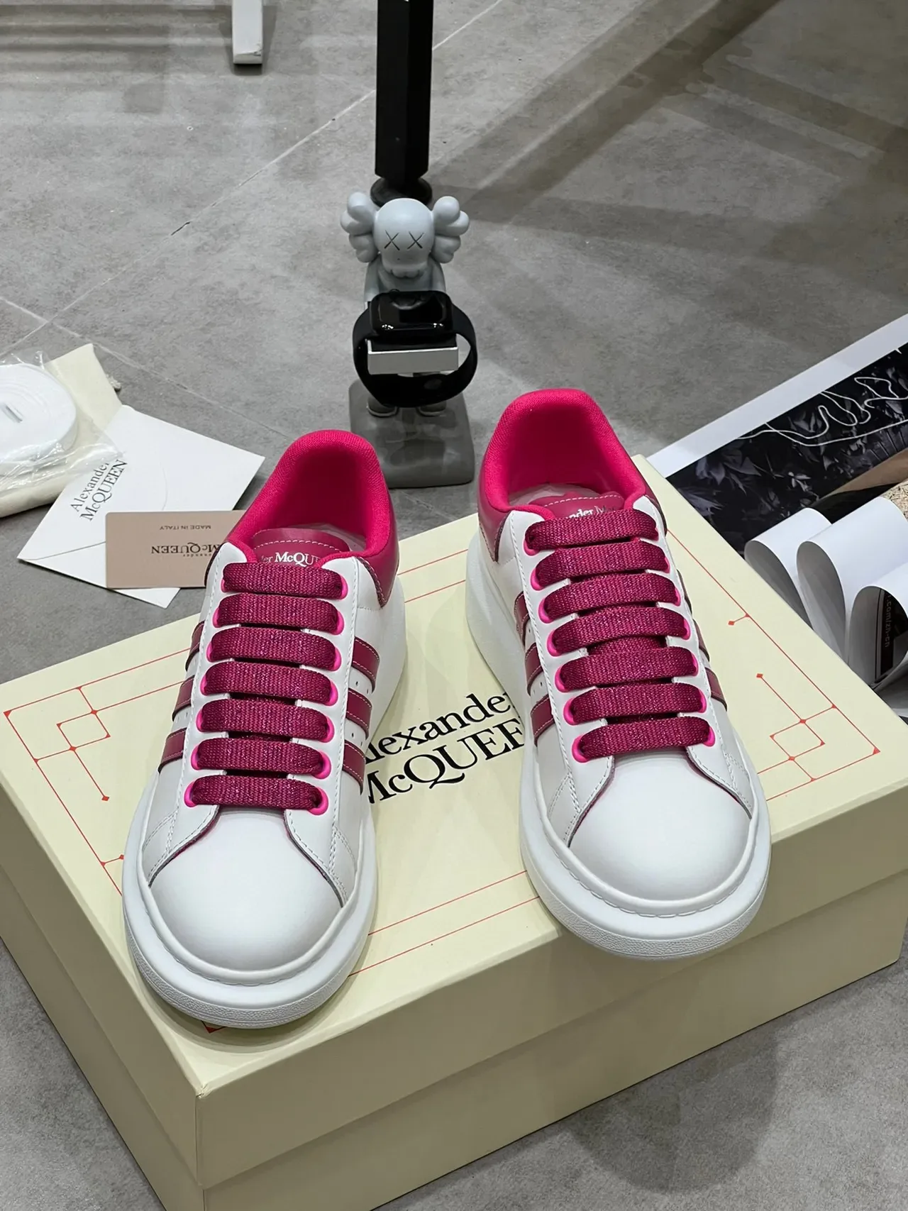 Alexander McQueen ওভারসাইজড স্নিকার সাদা ম্যাজেন্টা লাইফস্টাইল স্নিকার 9