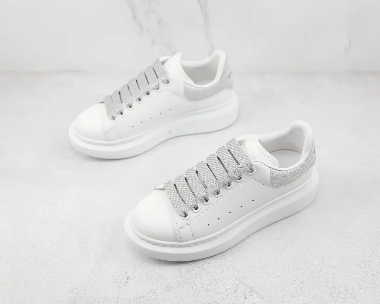 Alexander McQueen ওভারসাইজ্ড সাদা রূপালী প্ল্যাটফর্ম সোল লেদার আপার লাইফস্টাইল স্নিকার্স 4