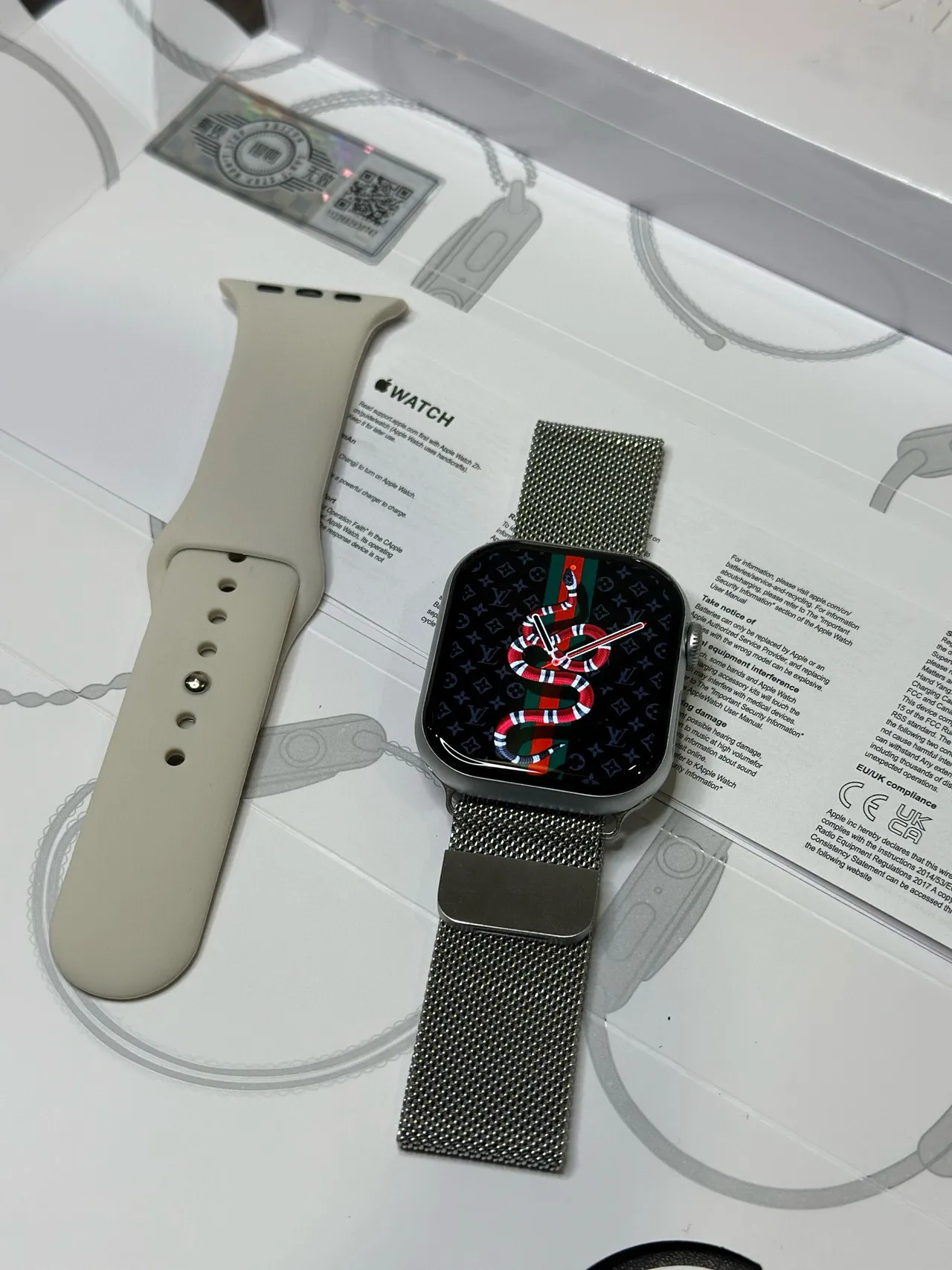 Apple সিলভার বেইজ স্টেইনলেস স্টিল কেস ফ্ল্যাট-এজড আয়তাকার ডিসপ্লে স্পোর্টস ওয়াচ 3