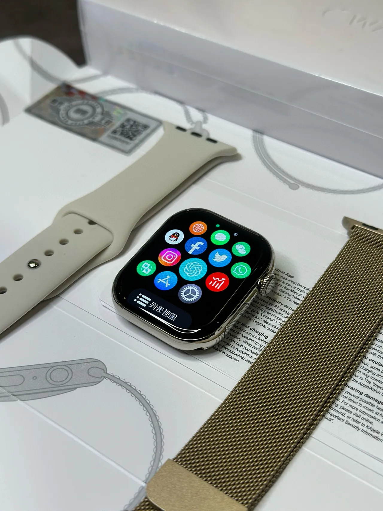 Apple সিলভার বেইজ স্টেইনলেস স্টিল কেস ফ্ল্যাট-এজড আয়তাকার ডিসপ্লে স্পোর্টস ওয়াচ 7