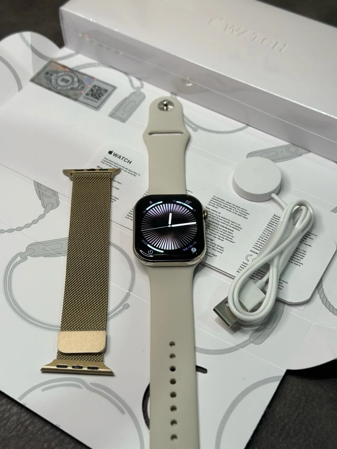 Apple সিলভার বেইজ স্টেইনলেস স্টিল কেস ফ্ল্যাট-এজড আয়তাকার ডিসপ্লে স্পোর্টস ওয়াচ 8