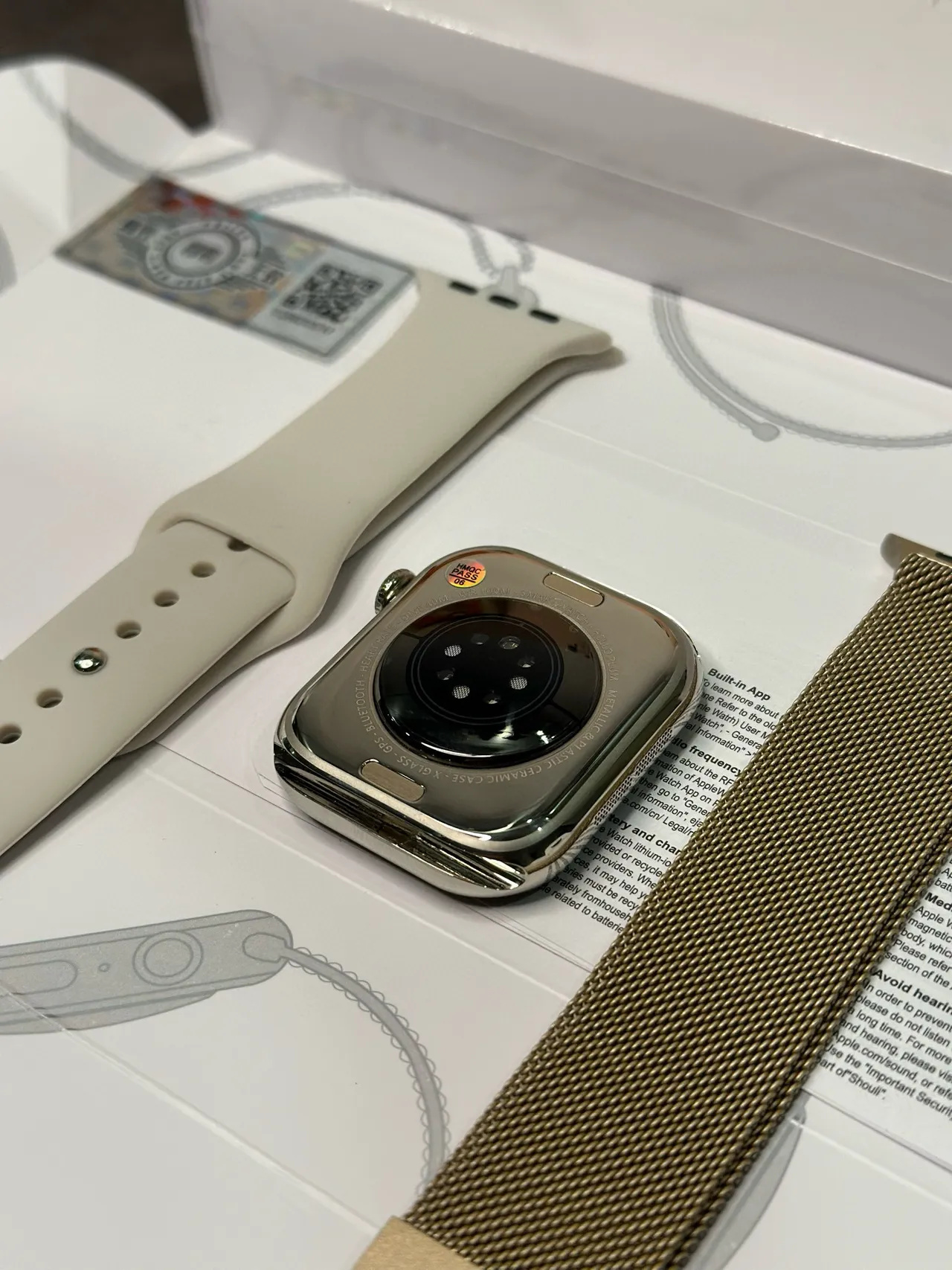 Apple সিলভার বেইজ স্টেইনলেস স্টিল কেস ফ্ল্যাট-এজড আয়তাকার ডিসপ্লে স্পোর্টস ওয়াচ 11