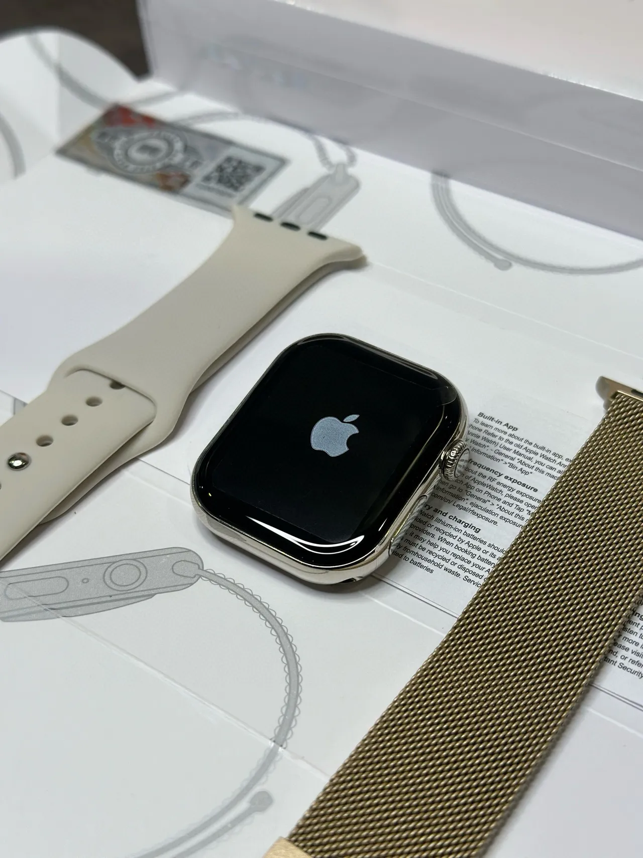 Apple সিলভার বেইজ স্টেইনলেস স্টিল কেস ফ্ল্যাট-এজড আয়তাকার ডিসপ্লে স্পোর্টস ওয়াচ 13
