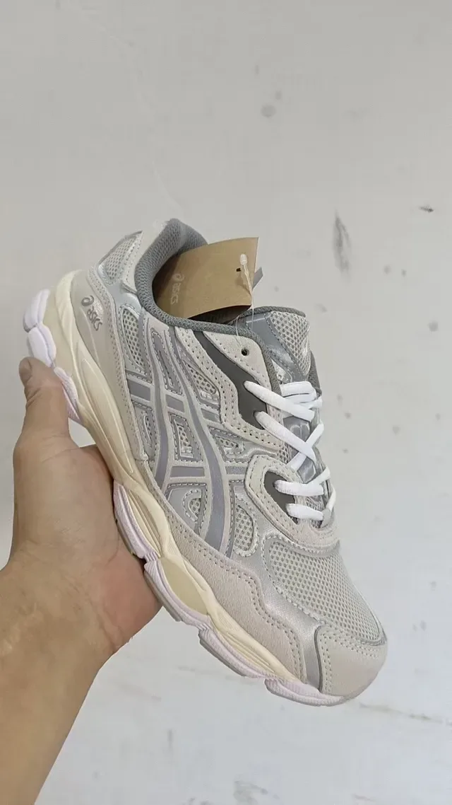 ASICS رمادي بيج طبقات الشبكة والتراكبات الاصطناعية وسط بأشكال موجية أحذية رياضية أسلوب حياة 2