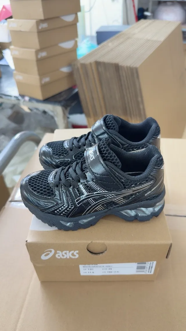 ASICS Chaussures de course rose argent à empeigne en maille et overlays synthétiques 7