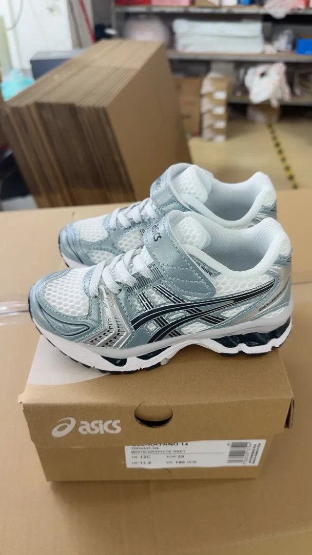 ASICS Chaussures de course rose argent à empeigne en maille et overlays synthétiques 9