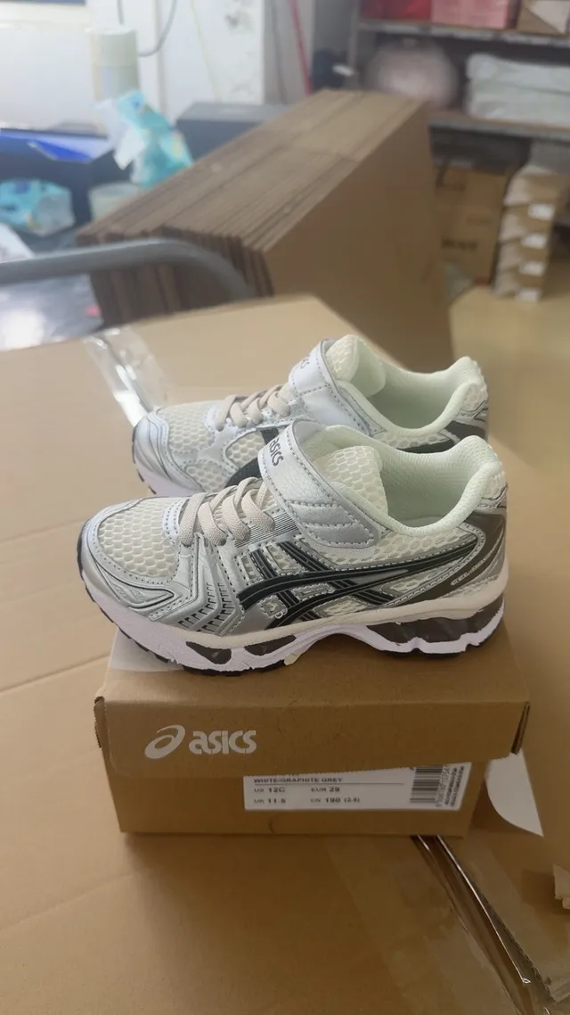 ASICS Chaussures de course rose argent à empeigne en maille et overlays synthétiques 10
