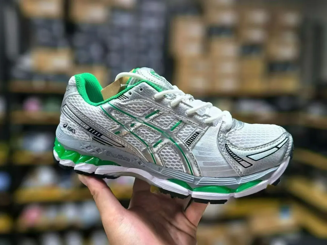 ASICS Chaussures de course avec upper argent vert métallique et superpositions d'accents 2