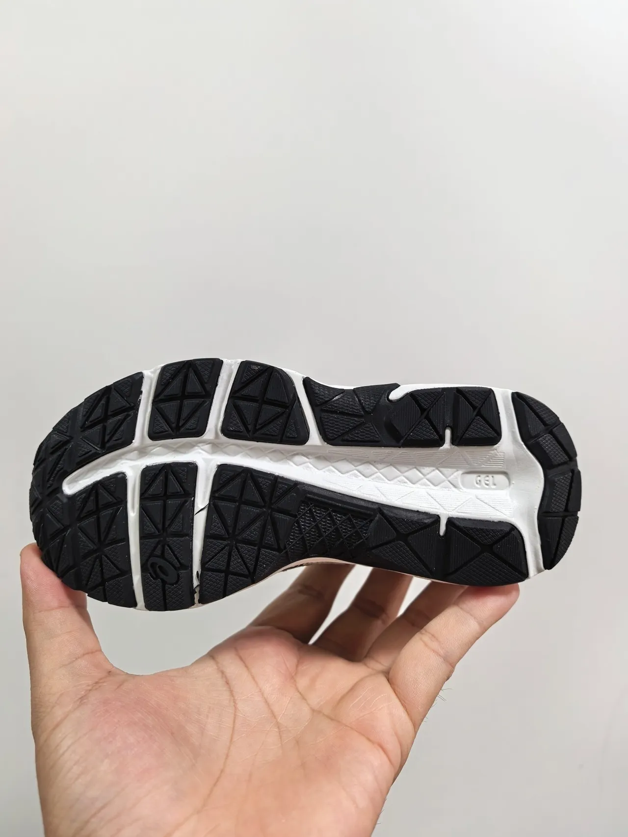 ASICS أبيض أسود شبكة علوية تركيبات اصطناعية أحذية جري 18