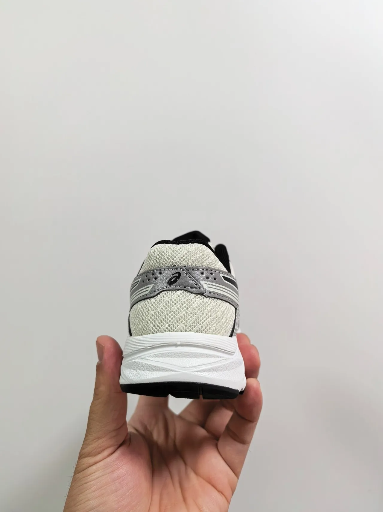 ASICS أبيض أسود شبكة علوية تركيبات اصطناعية أحذية جري 19