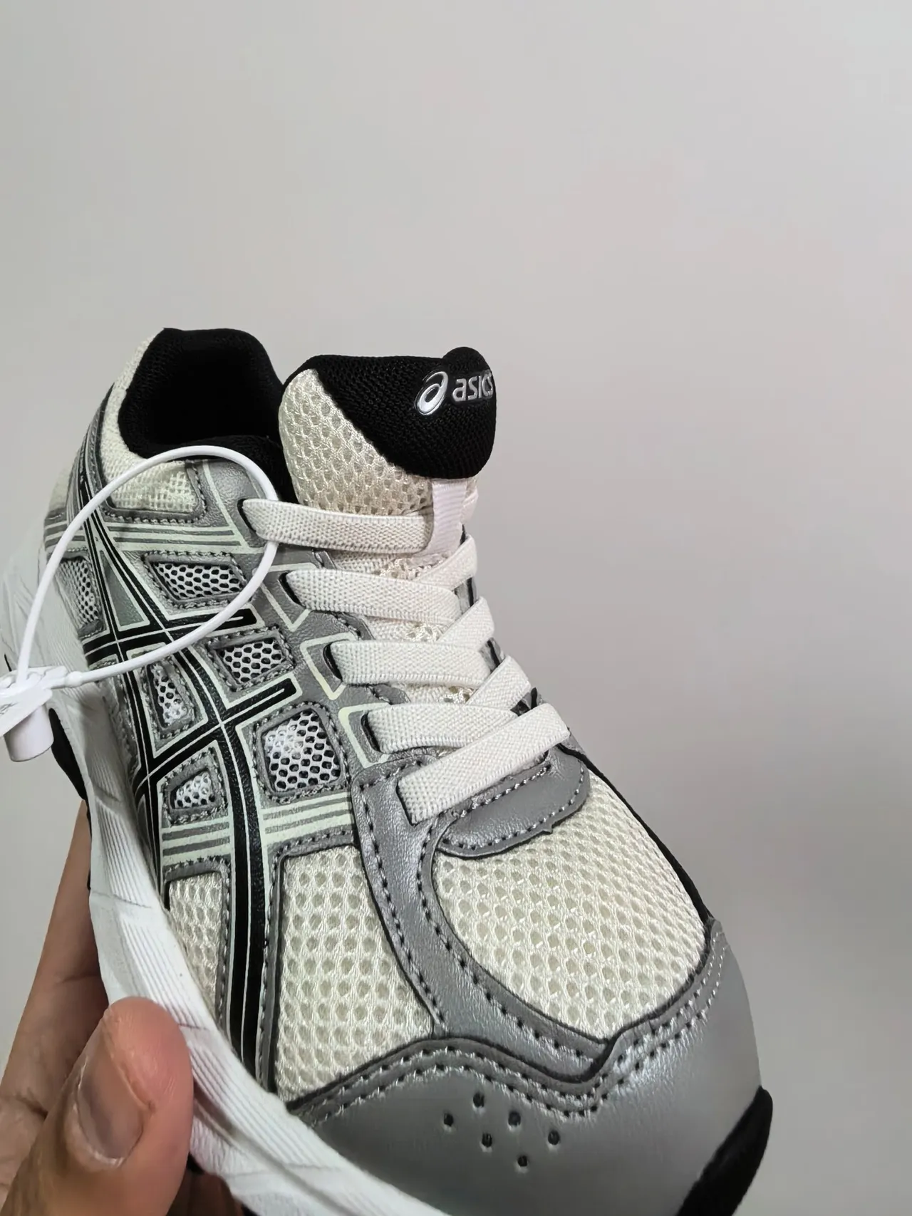 ASICS أبيض أسود شبكة علوية تركيبات اصطناعية أحذية جري 20