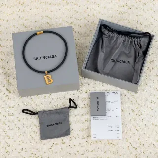 Balenciaga B Logo قلادة سوداء ذهبية بحبل مطاطي